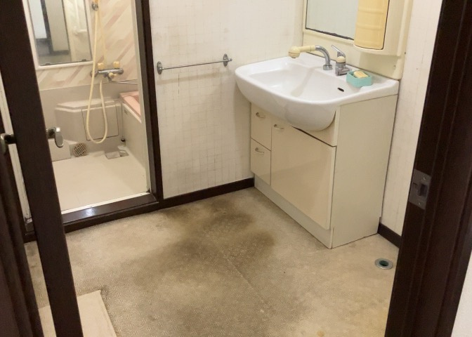 多くの戸建て住宅で見かける洗面脱衣所は、洗面台と洗濯機が2畳ほどのスペースに並べられていて、洗面所が脱衣所を兼ね備えている間取りが一般的です。お客様が利用することもある、パブリックな空間でもあります。