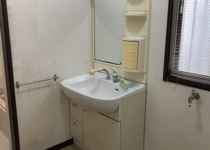 洗面化粧台では顔を洗ったり、身だしなみを整えることが本来の使い方ですが、用途によっては洗面化粧台に求められる機能が違ってくるため、ご自身や家族のライフスタイルに合ったものを選ぶことをおすすめ致します。