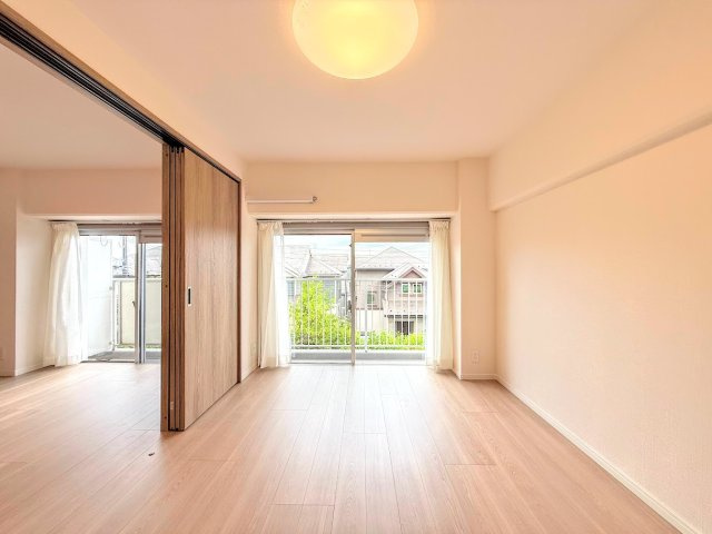 ◆室内はいつも明るい印象なので気持ちの良い朝を迎えられます。各部屋にはクローゼットを完備しており、収納が多いお家はすっきりして快適空間です。