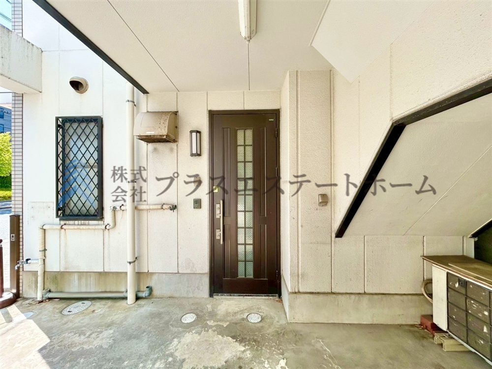 小さい方の店舗の勝手口です♪