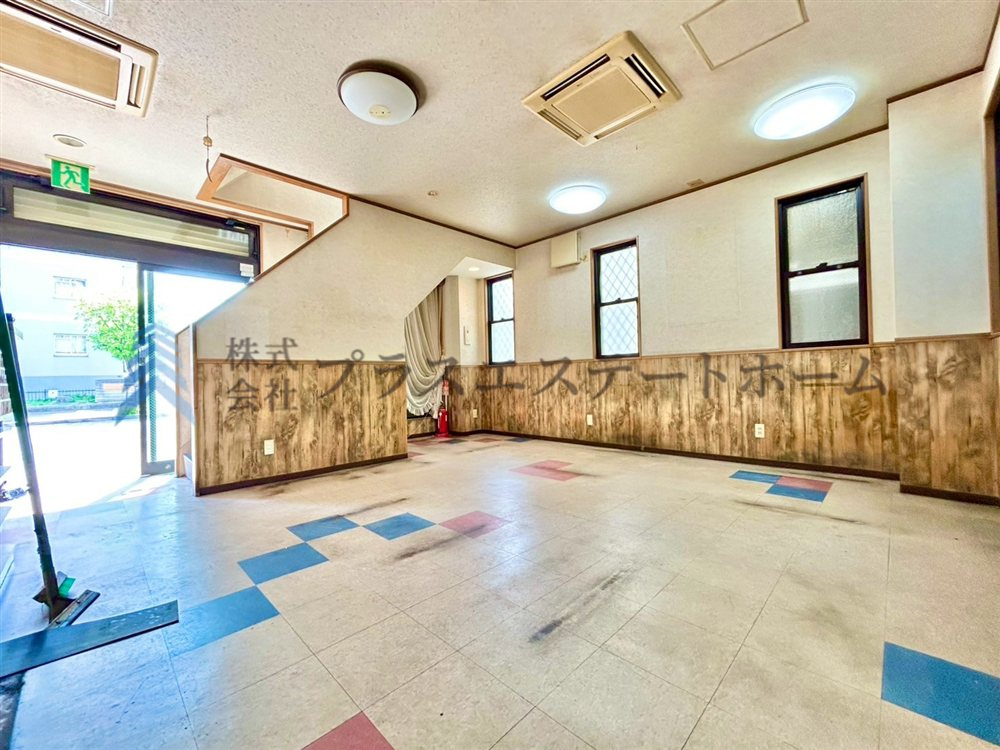 1・2階が店舗です♪1階の店舗入り口♪