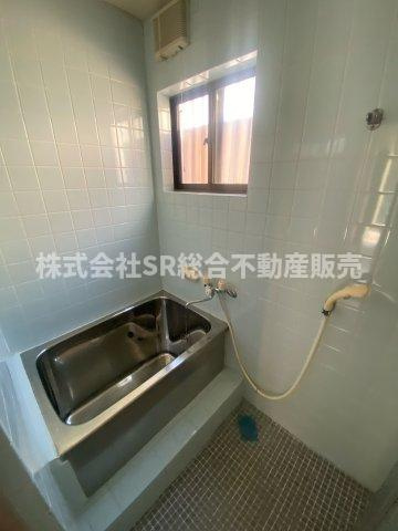 お風呂には窓もあり、換気がバッチリとできます☆