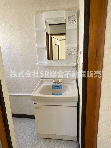 独立洗面台、小物を置くことができて便利です