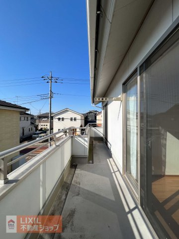 幅広バルコニーで洗濯物もたっぷり干せます
