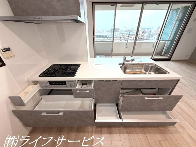 キッチンはスライド式収納