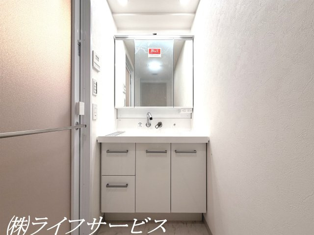 三面鏡タイプのシャワー付洗面化粧台／小物類の収納に困りません！