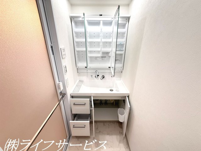 三面鏡タイプのシャワー付洗面化粧台／小物類の収納に困りません！