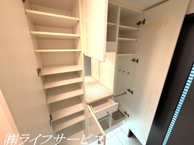 玄関には天井高のシューズボックスがございます！家族みんなの靴を収納可能！