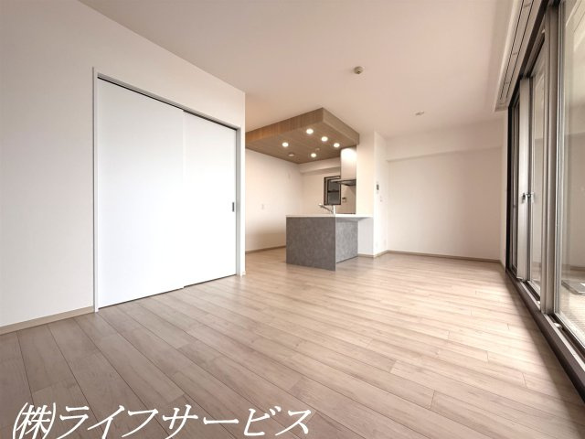 南西向きのリビングルーム14.6帖／リフォーム済につき即入居可！南西向きにつき陽当り良好！ペットと一緒に暮らせるお部屋です！