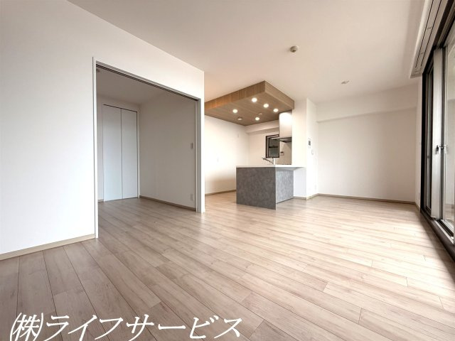 南西向きのリビングルーム14.6帖／リフォーム済につき即入居可！南西向きにつき陽当り良好！ペットと一緒に暮らせるお部屋です！