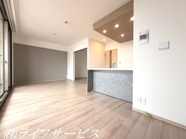 南西向きのリビングルーム14.6帖／リフォーム済につき即入居可！南西向きにつき陽当り良好！ペットと一緒に暮らせるお部屋です！