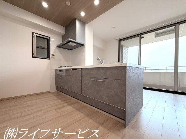 キッチン横には換気に便利な窓有！上部は木目調のクロスとダウンライト設置！