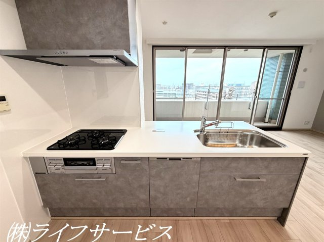 システムキッチン／食洗機付のキッチンはオープンカウンタータイプでお部屋がスッキリとします！