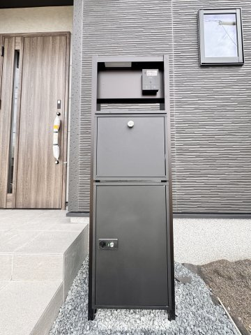 外に設置してあるポストと宅配BOXになります。