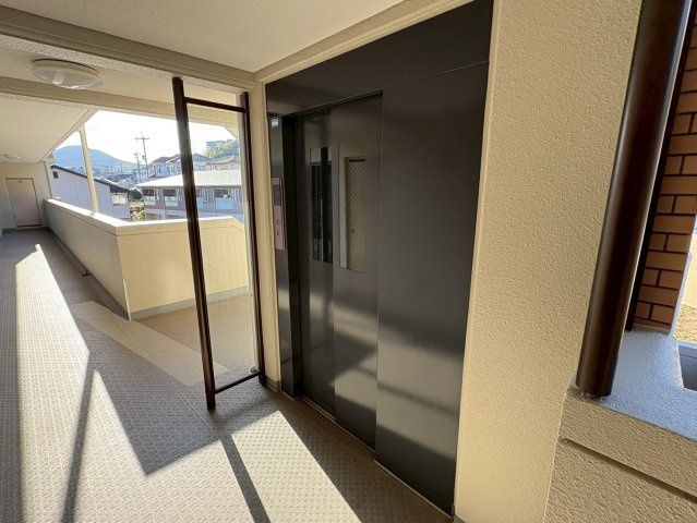 共用部にはエレベーターが設置されています。重い荷物や買い物帰り、雨の日の移動も快適です。階段の負担が少なく、幅広い世代に配慮された設備です。共用廊下も明るく、管理の行き届いた印象です。