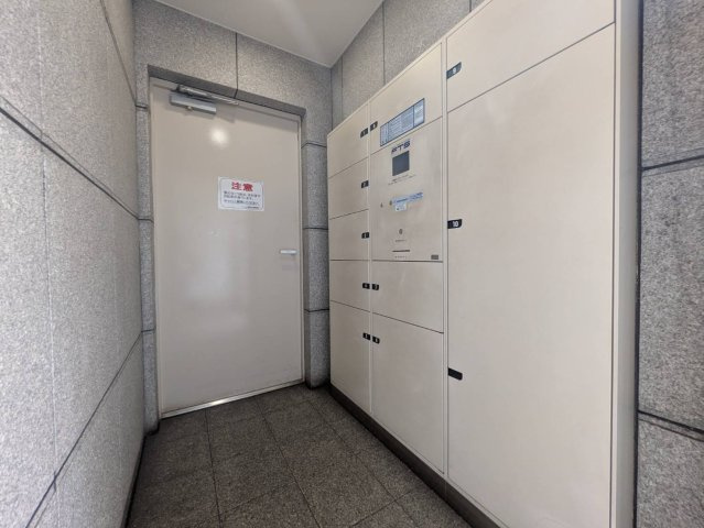 共用部には宅配ボックスを設置。不在時でも荷物を受け取りやすく日中お仕事などで留守にすることが多いご家庭にも便利な設備です。再配達の手間を減らせる為ネットショッピングを利用される方にも嬉しいポイントです