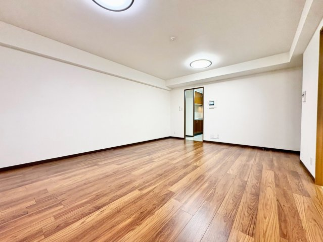 おうち時間がもっと好きになる、心地よいリビングスペース。　テレビや読書、趣味の時間も快適に過ごせる場所です。