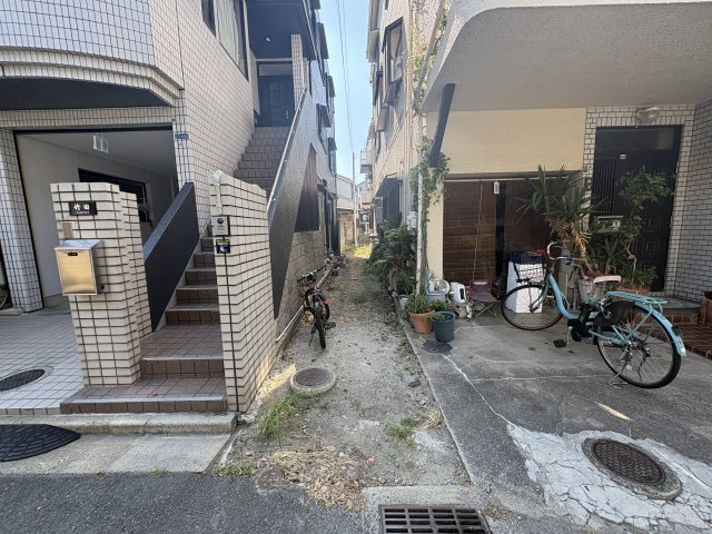 反対側の道路へ繋がる路地がございます♪当社では、土地探し、資金のご相談、建築、外構まで、ワンストップで行っております♪お気軽にお問合せください♪