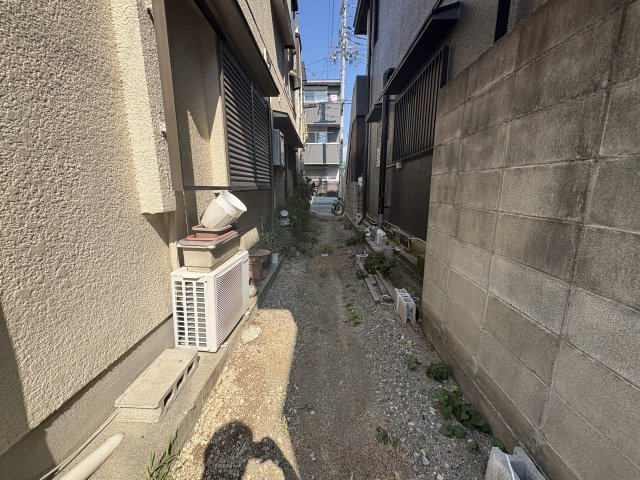 反対側の道路へ繋がる路地がございます♪当社では、土地探し、資金のご相談、建築、外構まで、ワンストップで行っております♪お気軽にお問合せください♪