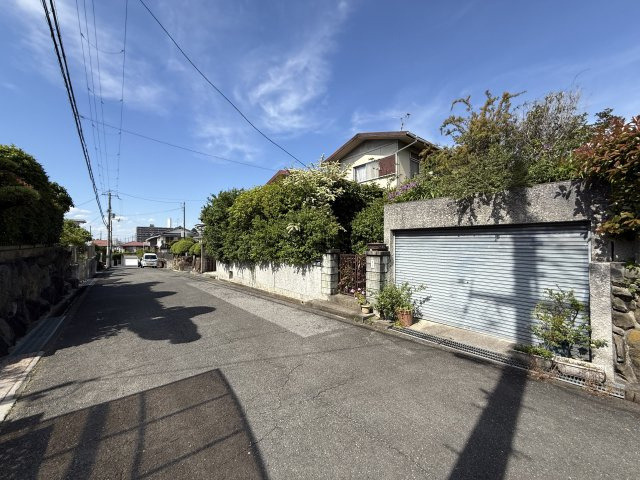 前面道路含む現地写真です