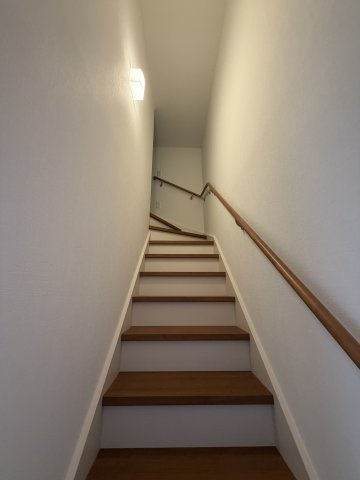 小屋裏収納までの階段です！