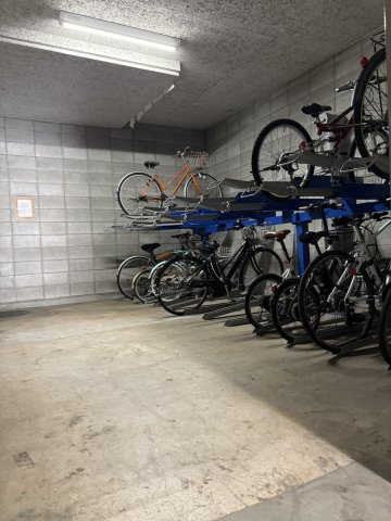 屋内駐輪場？　雨の日でも安心です♪