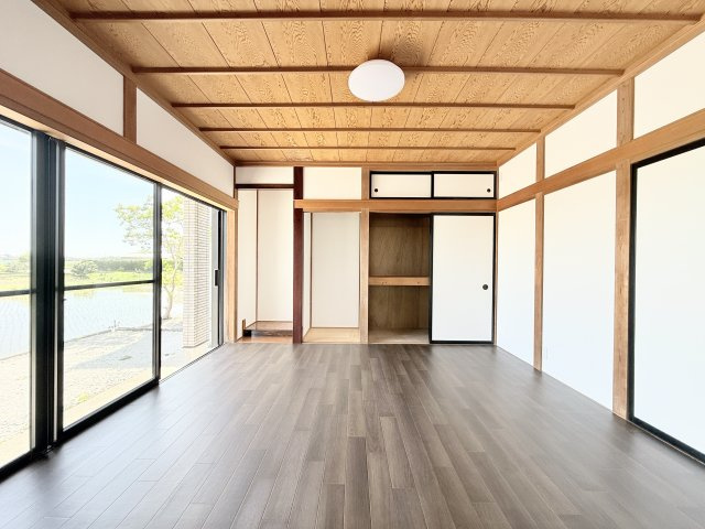 リビングと繋がる洋室。ほっと心が安らぐ場所になります。　