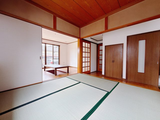 ■1階和室｜意外と場所をとるアイロンがけや、お洗濯物を畳むときにも広々と使うことができ、ちょっと一休みしたいとき、すぐに横になれるのも魅力です♪