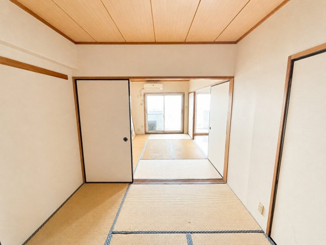 落ち着いた雰囲気で、ゆったりとくつろげる和室です