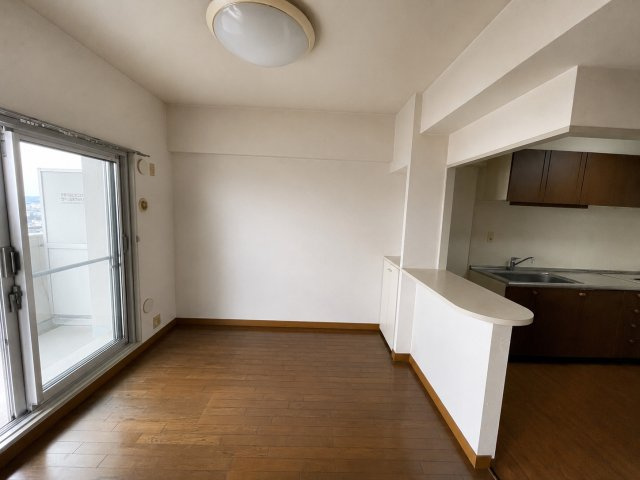 大きな窓から心地よい陽光が差し込むくつろぎの空間
