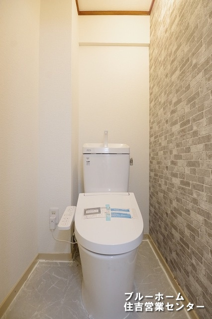 アクセントクロスがオシャレなトイレです！　温水洗浄便座付きです！