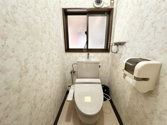 1階のトイレ。落ち着いた内装となっています。温水洗浄便座付のトイレなので、寒い冬でも安心してお座り頂けますよ。クロスは汚れの目立ちにくいグレー。窓があり換気が出来るのも、嬉しいポイントですね♪
