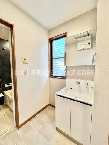 落ち着いた空間を演出するカラーと、ゆったり落ち着いてお使い頂ける広さが魅力のパウダールーム。　