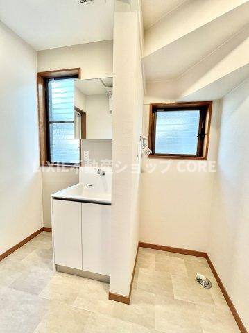 ホワイトを基調にまとめたパウダールームはホテルのような上質な気品あふれる空間を創造しております。　