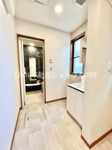 ゆとりの洗面スペースで朝の身支度も快適スムーズに。鏡の裏にはたっぷりと収納スペースを標準装備！　