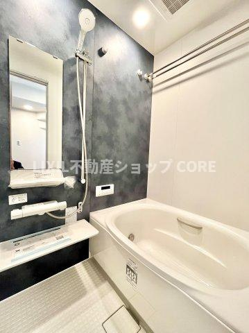 ゆったり入れる一坪バス。足を伸ばして入れるサイズは一日の疲れを癒すのに嬉しい広さですね。　