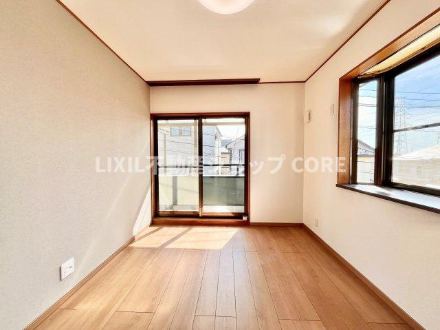 リビングで楽しく過ごした後はゆっくりくつろぐ時間を満喫できる寝室です。　