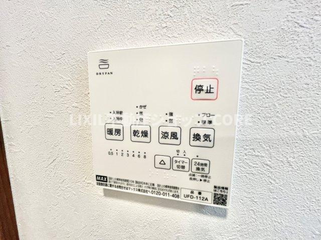 浴室乾燥暖房付のバスルーム。天気や時間を気にせずに、いつでも洗濯物を乾かせます。　