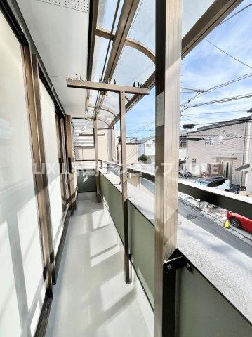 気持ちのいい空が見渡せる広いバルコニー。通風・採光にも優れ、心地よい光と風があふれています。　