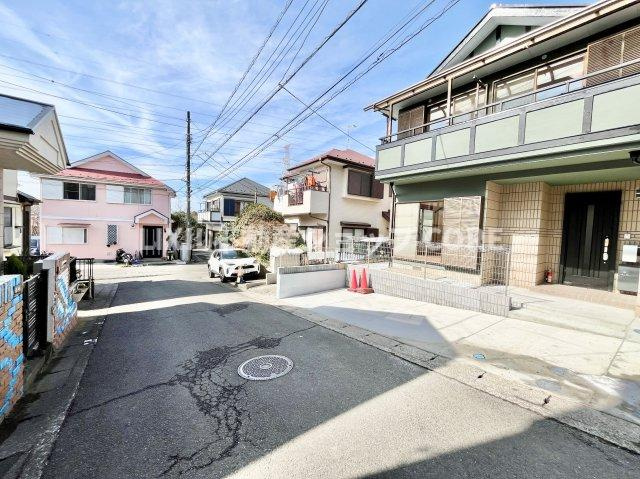 前面道路は閑静な住宅地をはしる車通りの少ない道路。お車の出し入れが苦手なママや小さなお子様にも安心　