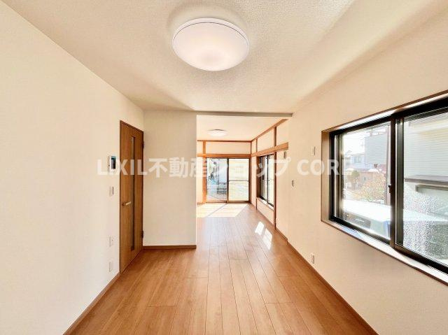 広々したリビングは家族だんらんの時間が自然と増えそうなこだわりの空間です。　