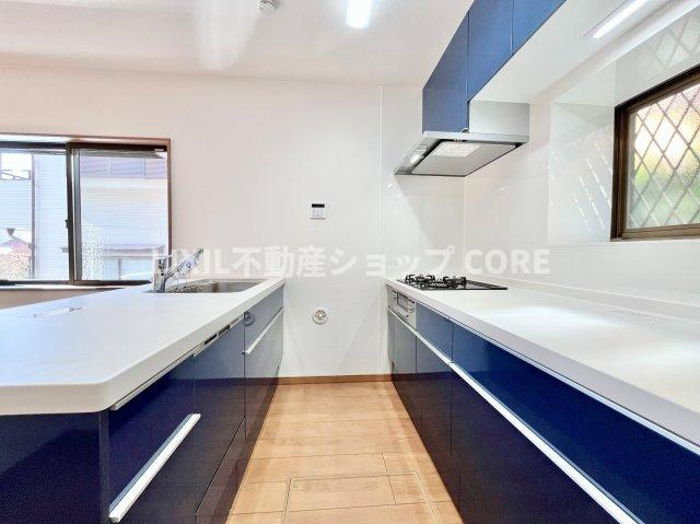 リビングを見渡せるカウンターキッチンで、お子様の様子を伺いながら食事の支度が可能！　