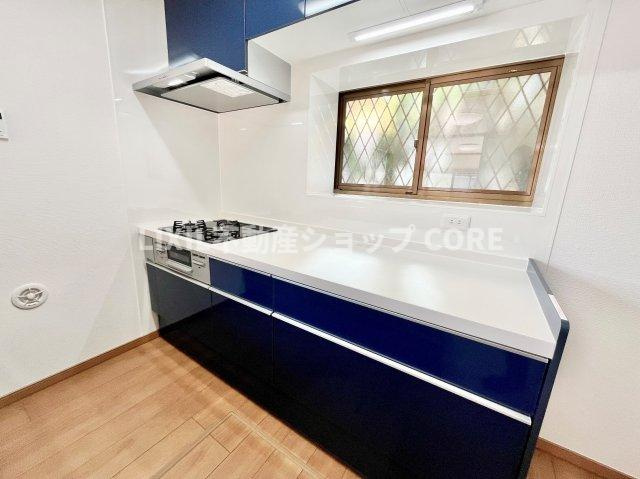 三口コンロで、お料理の効率もアップ！使い勝手の良さを考えました。お洒落なシステムキッチンです。　