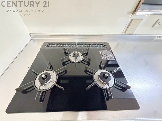 多数の調理器具を同時に使用でき、料理の効率化が可能。省エネで節約になり、様々な料理スタイルに適応できます。また、火力調整が独立しており、手入れや掃除もしやすく、今よりもっとお料理が楽しくなるかも。