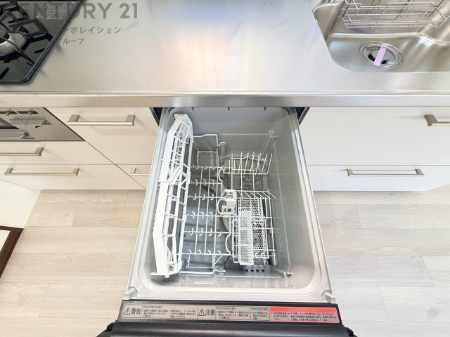 食器洗浄乾燥機は手洗いに比べて時間や労力を節約できます。また、高温のお湯で洗浄されるため、雑菌や細菌を殺菌する効果もあります。さらに、乾燥機能があるため、手で拭く手間も省け衛生的に保管できます。