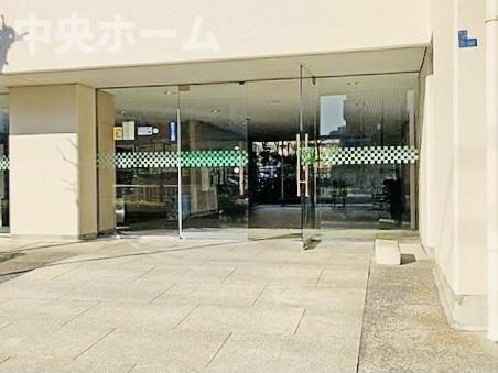 【エントランス】マンションのエントランスは、その物件の印象を決める、顔とも言える場所です。毎日通る場所ですからきれいなのが一番です。エントランス内はオートロックですので暮らしの安全も確保されています。