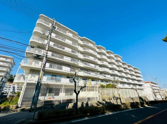 白瀬川沿いの高台に位置し、緑が多く、落ち着いた住宅街です。阪急今津線「逆瀬川」駅からはバス乗車9分、徒歩4分にバス停もありバス利用しやすい立地です。