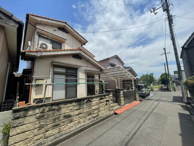 穏やかな街並みが広がる住宅地内の売土地です。周辺は戸建住宅が建ち並び、落ち着いた住環境を形成しています。徒歩圏内には公園もあり、子育て世代にも嬉しい立地。新築用地としてぜひご検討ください。
