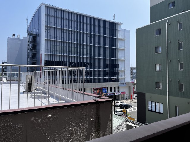 玄関を開けた瞬間、開放感あふれる眺望が広がる、明るく心地よい住まいです。