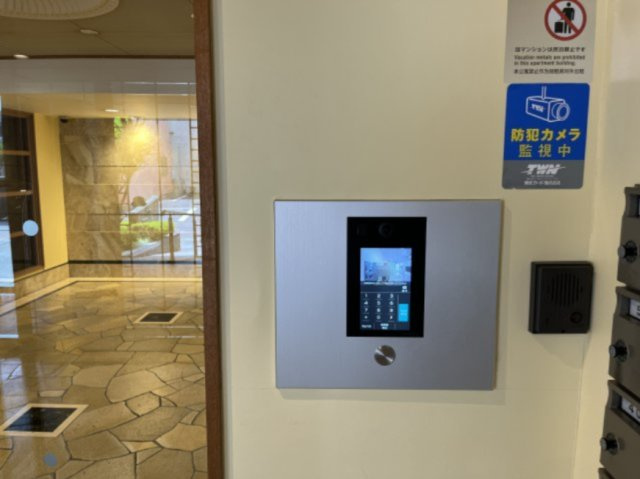 来訪者を確認してから解錠できるエントランスインターホンを採用。防犯性に配慮された、安心して暮らせるマンションです。